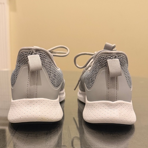 Avia Light Gray Athletic Shoes. Casual Every Day Shoe Womens 8.5. Minimal wear. - Picture 4 of 10